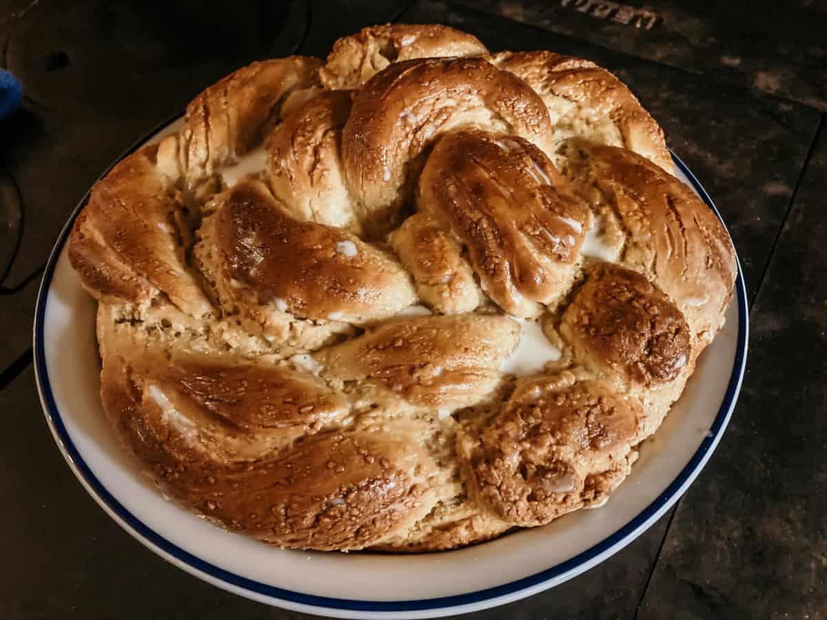 a picture of kolach in a pie dish