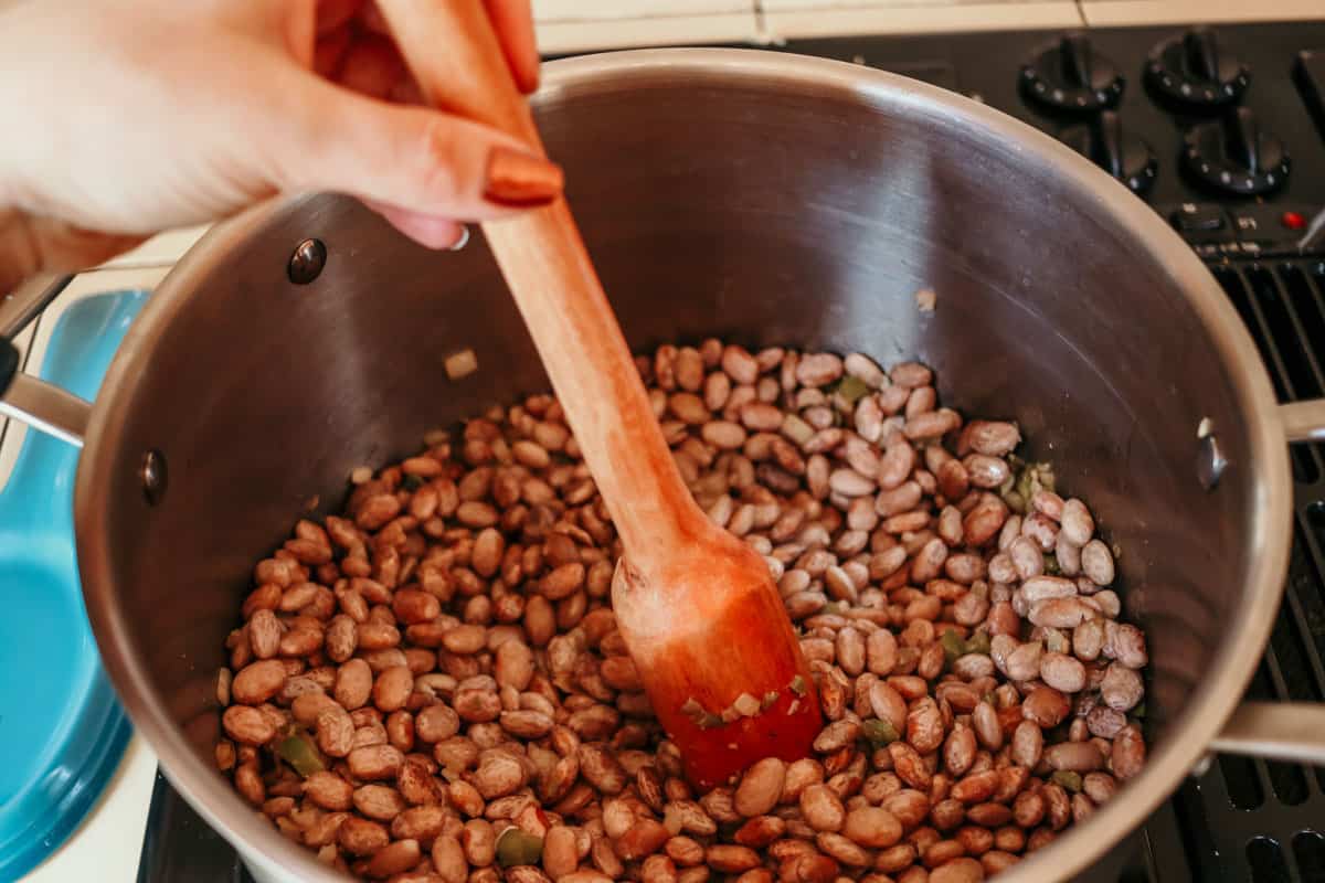machacadora mashing pinto beans