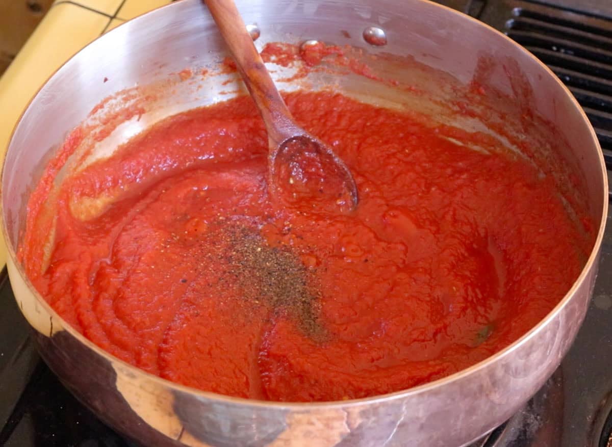 freshly ground black pepper added to tomato sauce