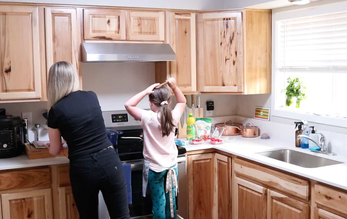 Kristin and Katalina are reviewing the recipe for Hindbærsnitter