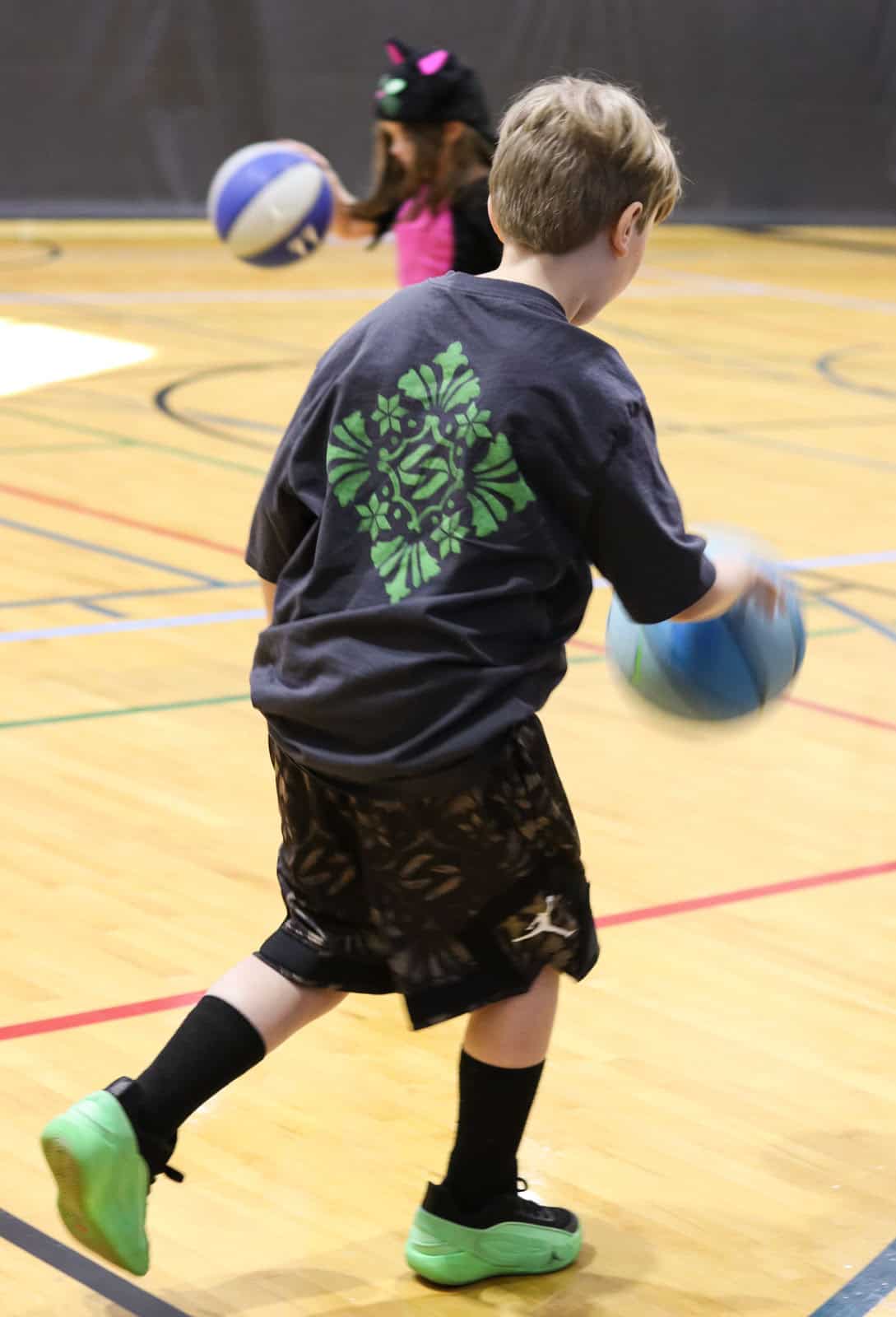 Noah and Katalina are playing basketball