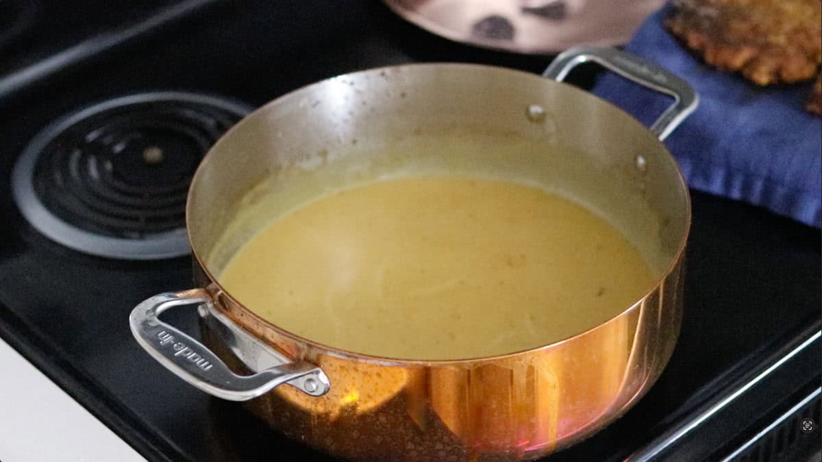 pan gravy in a rondeau