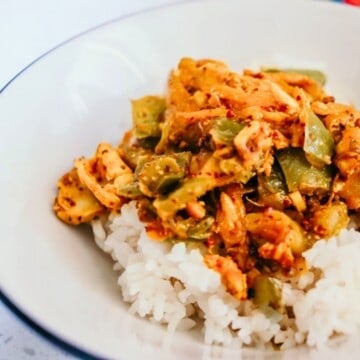 a bowl of vindaye poisson