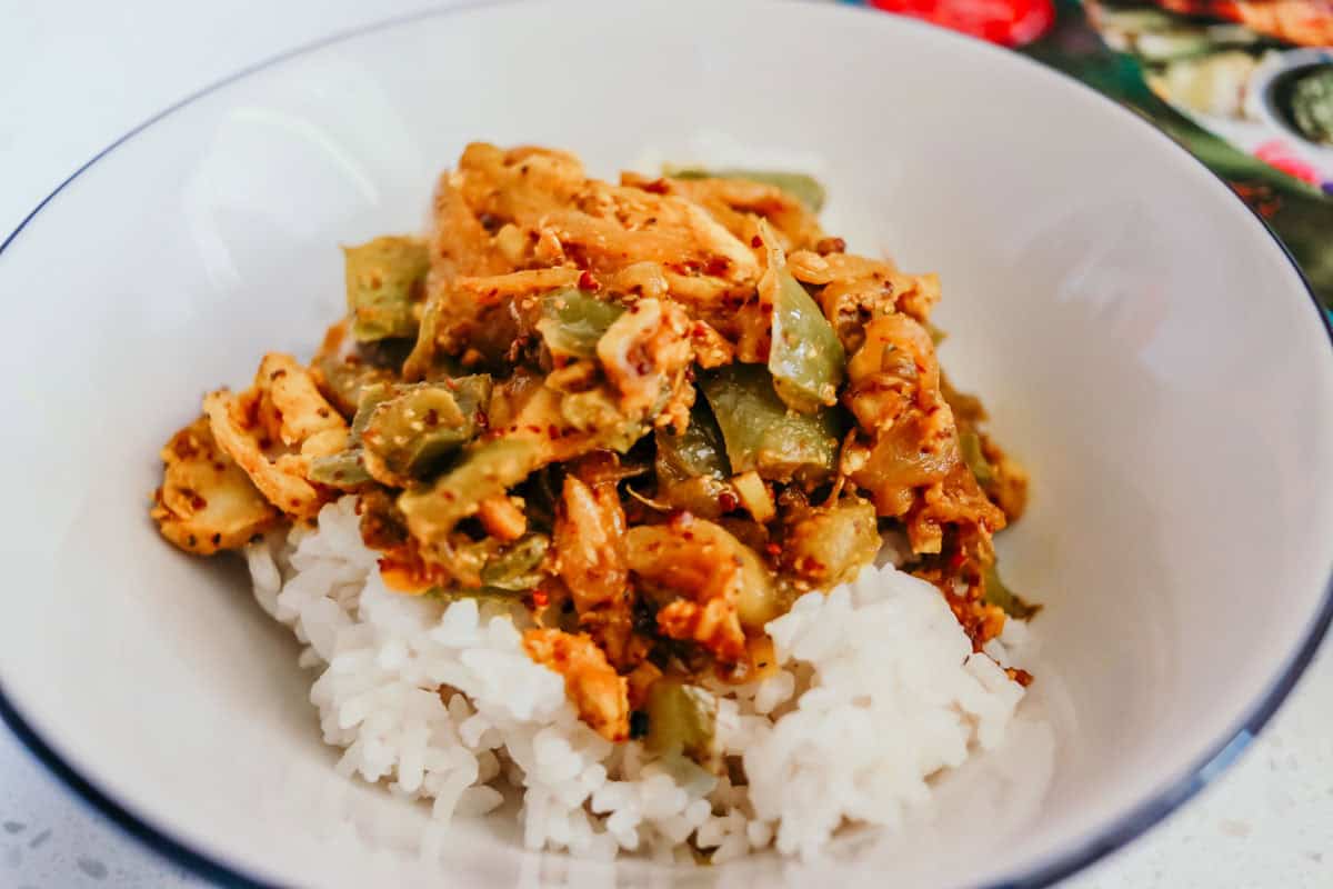 a bowl of vindaye poisson