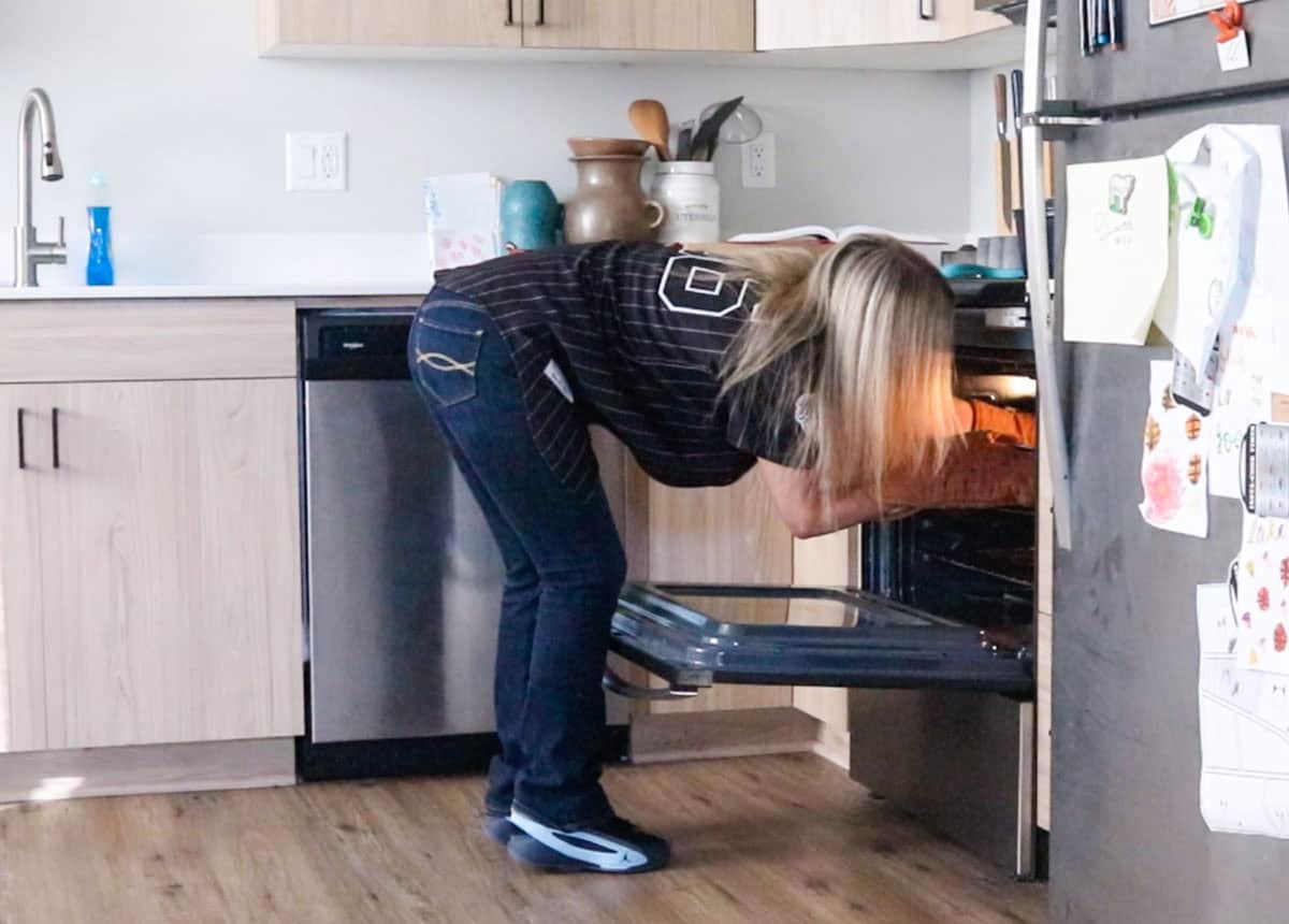 Kristin is turning the bain-marie in the oven